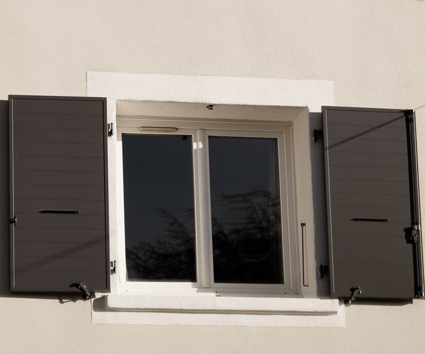 Fenêtre avec des volets battants en aluminium