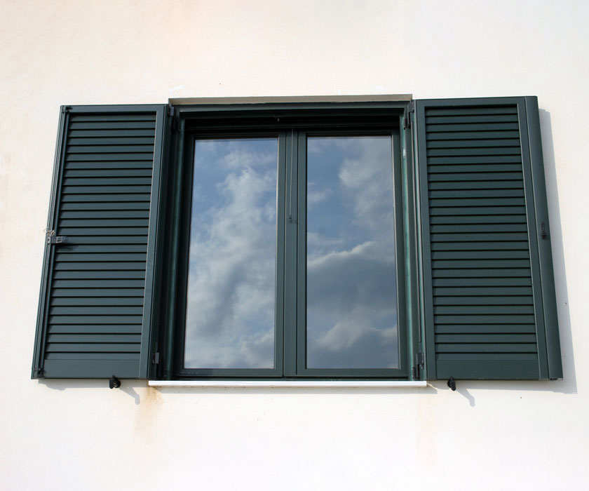 Fenêtre avec des volets battants en PVC