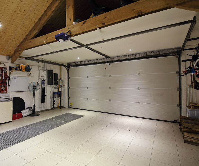 Intérieur d'un garage avec une parte sectionnelle automatisée