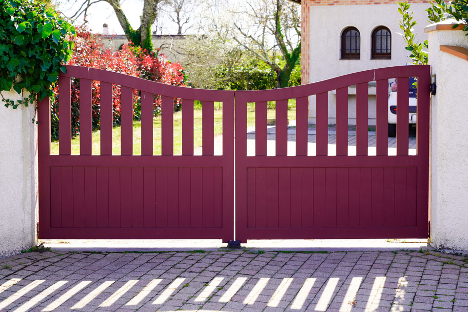 Photo d'un portail en aluminium de couleur Bordeaux